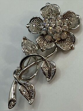 VINTAGE SILVER TONE RHINESTONE FLOWER BROOCH